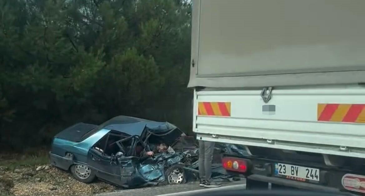 İZMİR'İN MENDERES İLÇESİNDE KAMYONET İLE OTOMOBİLİN KAFA KAFAYA ÇARPIŞTIĞI KAZADA 2 KİŞİ HAYATINI...