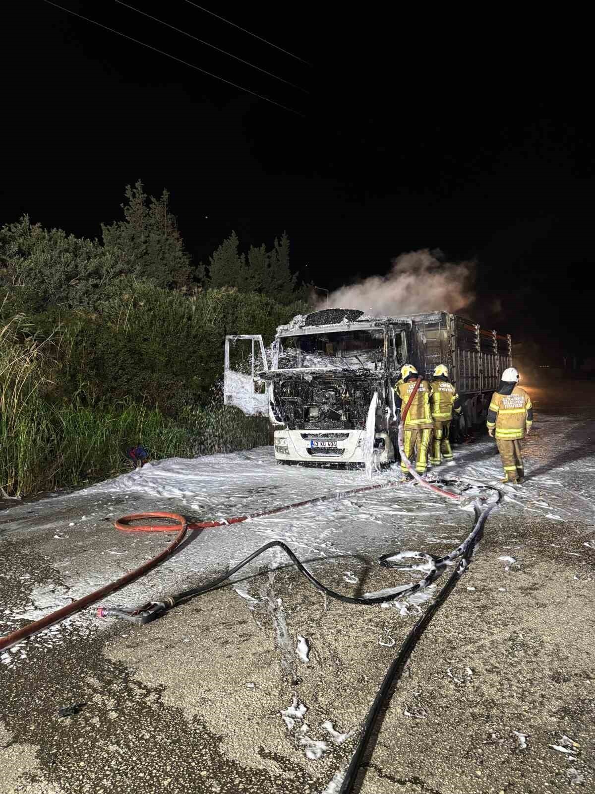 İZMİR’DE KÖMÜR YÜKLÜ TIR ALEV ALDI