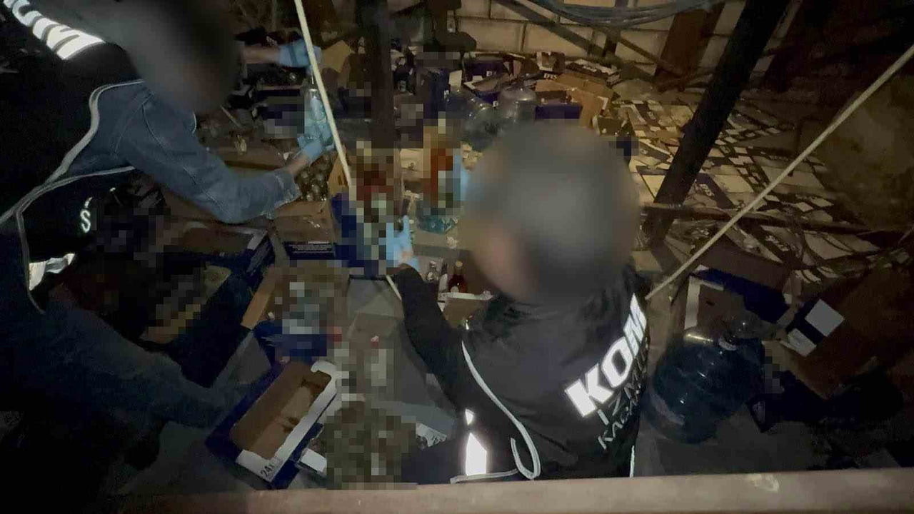 İZMİR’DE POLİS EKİPLERİNCE 9 İLÇEDE DÜZENLENEN KAÇAKÇILIK OPERASYONLARINDA YÜKLÜ MİKTARDA SAHTE...