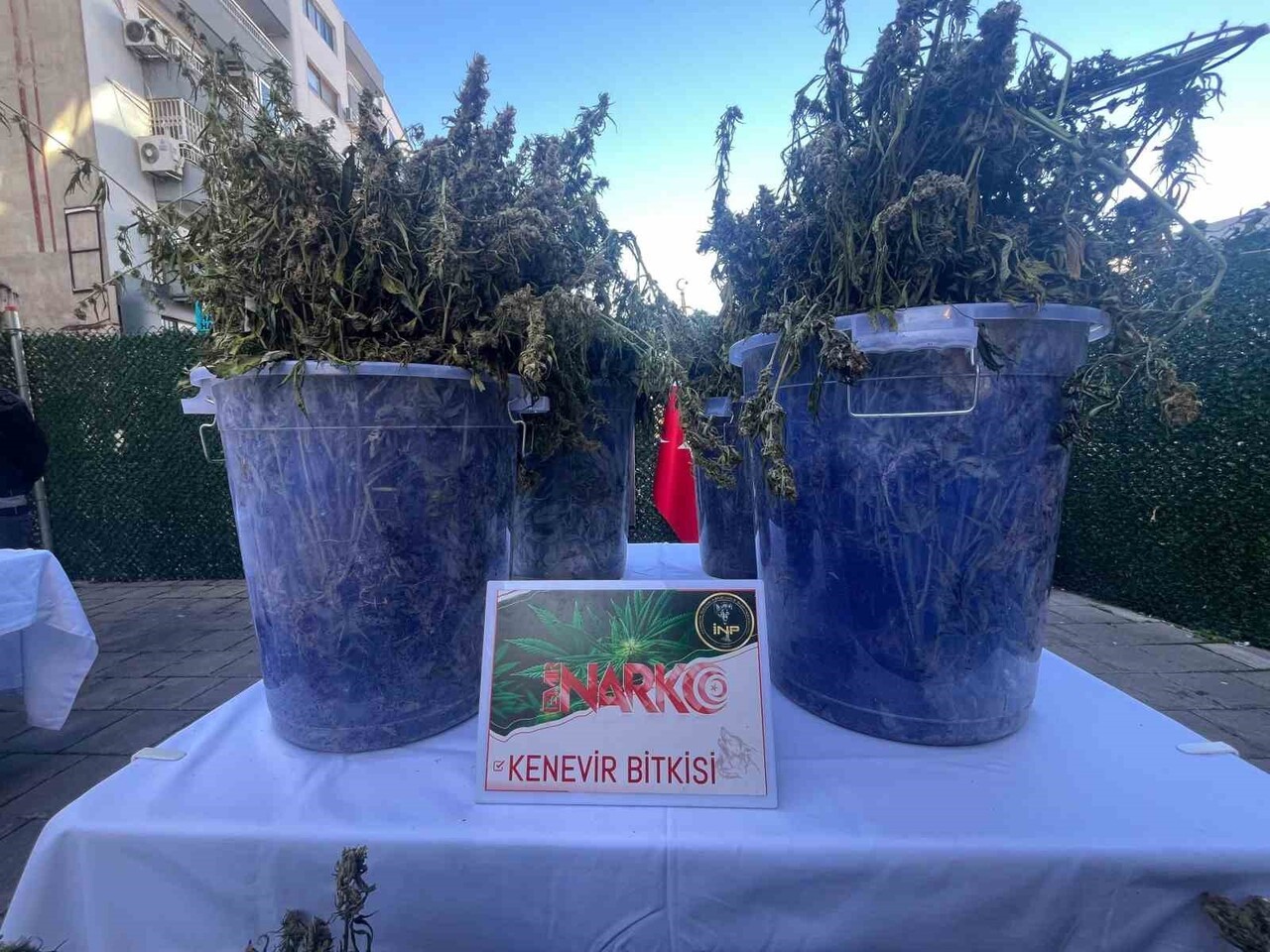 İZMİR’DE POLİS EKİPLERİNCE SON BİR HAFTADA DÜZENLENEN UYUŞTURUCU OPERASYONLARINDA, BUCA İLÇESİNDE...