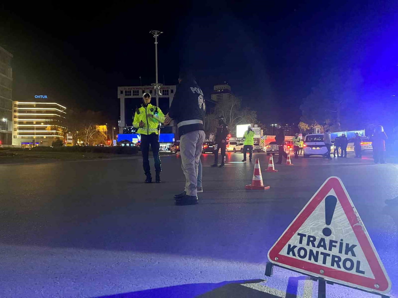 İZMİR’DE VATANDAŞLAR YENİ YILI COŞKUYLA KARŞILARKEN, EMNİYET GÜÇLERİ KENTİN HUZUR VE GÜVENLİĞİNİ...