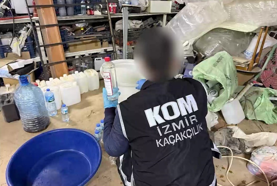 İZMİR’DE YILBAŞI ÖNCESİ KARABAĞLAR VE TORBALI'DA GERÇEKLEŞEN BASKINLARDA 650 LİTRE SAHTE İÇKİ VE...