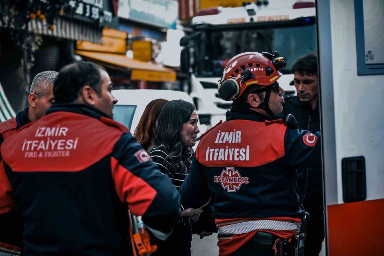 İZMİR’İN BORNOVA İLÇESİNDE 7 KATLI BİR İŞ HANINDA ÇIKAN YANGIN PANİĞE NEDEN OLDU. BİNADA MAHSUR...