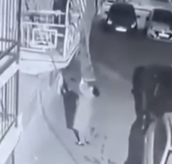 İZMİR’İN BUCA İLÇESİNDE BİR KADIN, GÖZÜNE KESTİRDİĞİ GİRİŞ KATTAKİ EVİN BALKONUNDA ASILI HALIYI...