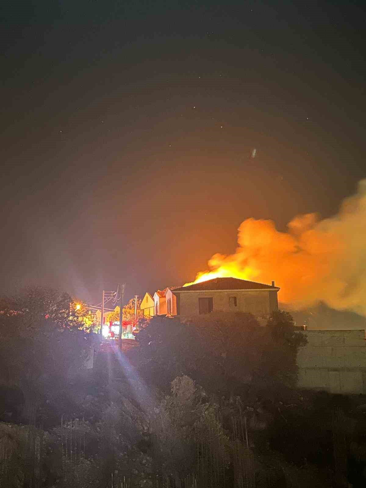 İZMİR’İN ÇEŞME İLÇESİNDE BİR VİLLADA ÇIKAN YANGIN, İTFAİYE EKİPLERİNİN MÜDAHALESİYLE KONTROL...