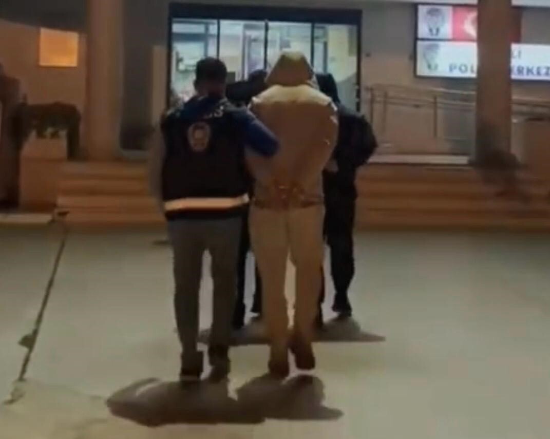 İZMİR’İN ÇİĞLİ İLÇESİNDE POLİS EKİPLERİNCE UYUŞTURUCU MADDE TİCARETİ VE İMALATINA YÖNELİK...