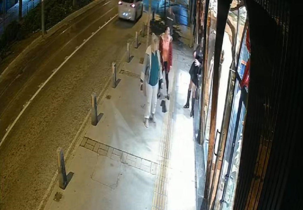 İZMİR’İN KONAK İLÇESİNDE ALKOLLÜ OLDUĞU ÖNE SÜRÜLEN BİR TRAVESTİ, YÜRÜDÜĞÜ ESNADA BİR İŞ YERİNİN...