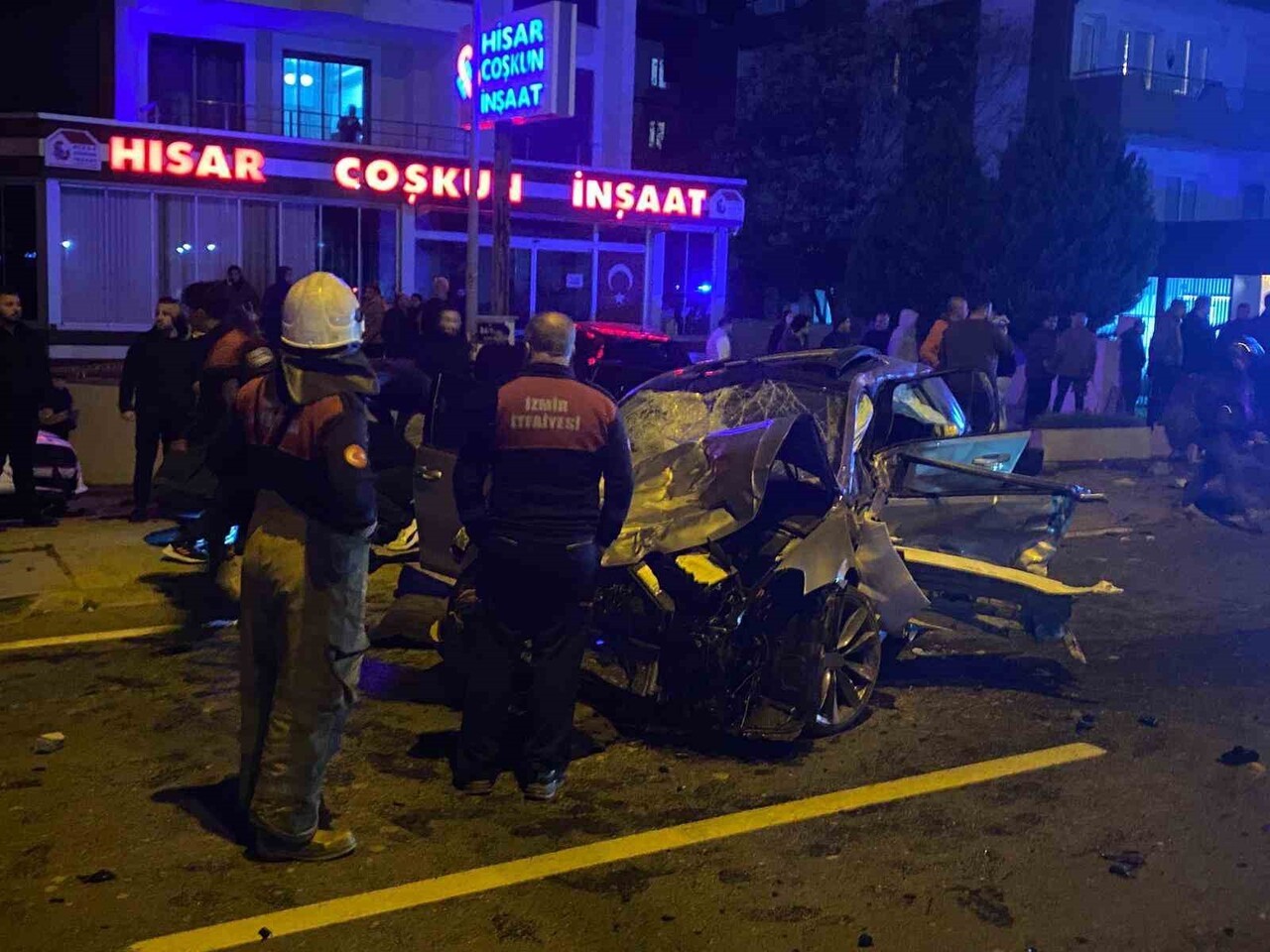 İZMİR’İN SEFERİHİSAR İLÇESİNDE OTOMOBİLİN MOTOSİKLETE ÇARPMASI SONUCU MEYDANA GELEN VE MOTOSİKLET...