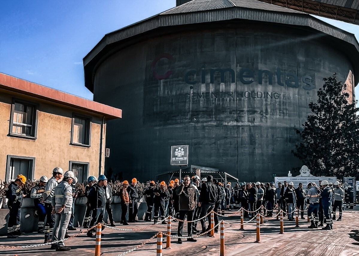 İZMİR İTFAİYE EKİPLERİ, BORNOVA’DA FAALİYET GÖSTEREN BİR ÇİMENTO FABRİKASINDA YANGIN VE ACİL...