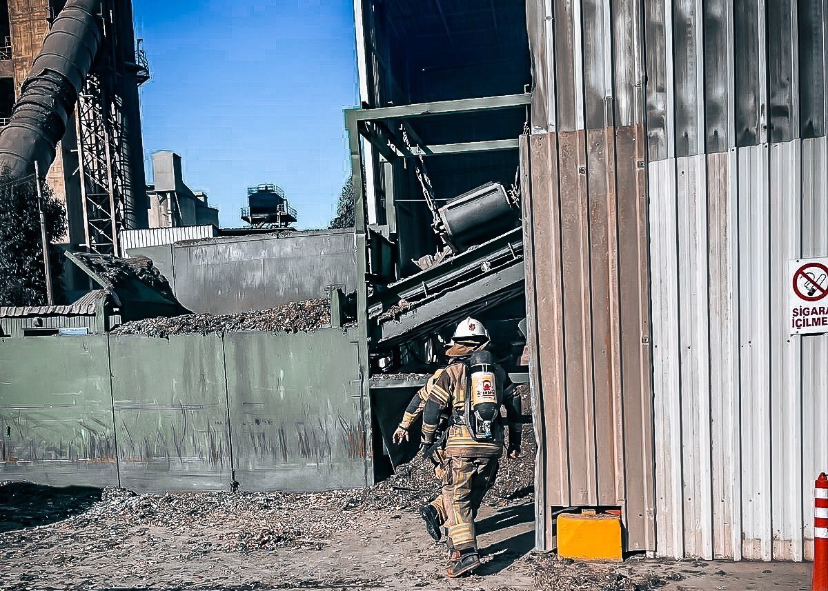 İZMİR İTFAİYE EKİPLERİ, BORNOVA’DA FAALİYET GÖSTEREN BİR ÇİMENTO FABRİKASINDA YANGIN VE ACİL...