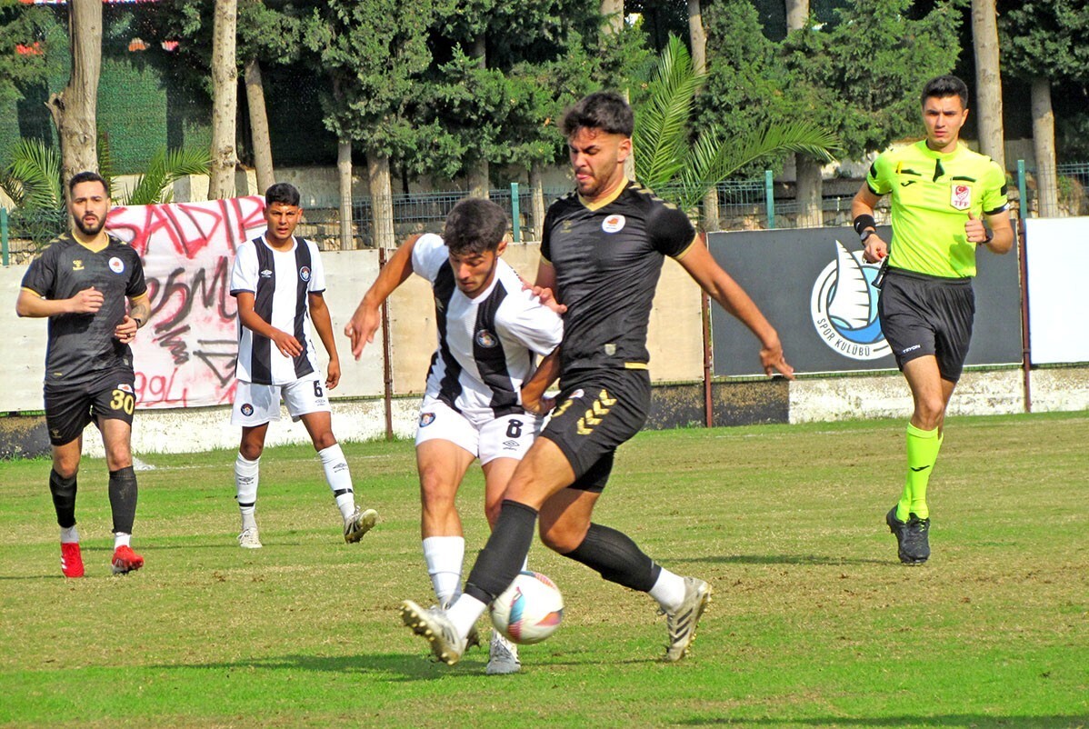 İZMİR SÜPER AMATÖR LİG E GRUBU'NUN İKİNCİ YARISININ İLK MAÇINDA ÇEŞME BELEDİYESPOR, SAKİN ŞEHİR...