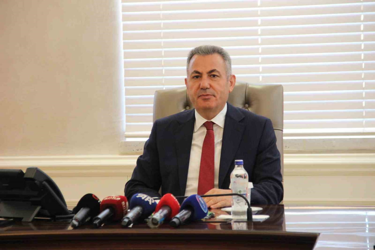 İZMİR VALİSİ SÜLEYMAN ELBAN, BASIN MENSUPLARIYLA BİR ARAYA GELDİĞİ BULUŞMADA, YILBAŞI GÜNÜ...