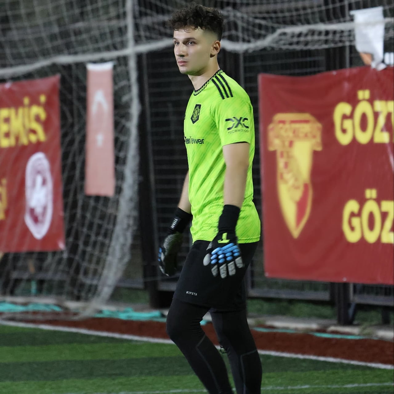 İZMİRLİ 22 YAŞINDAKİ GİRİŞİMCİ KAAN TINMAZ, HALI SAHALARIN 'KALECİ EKSİKLİĞİ' SORUNUNU TİCARETE...