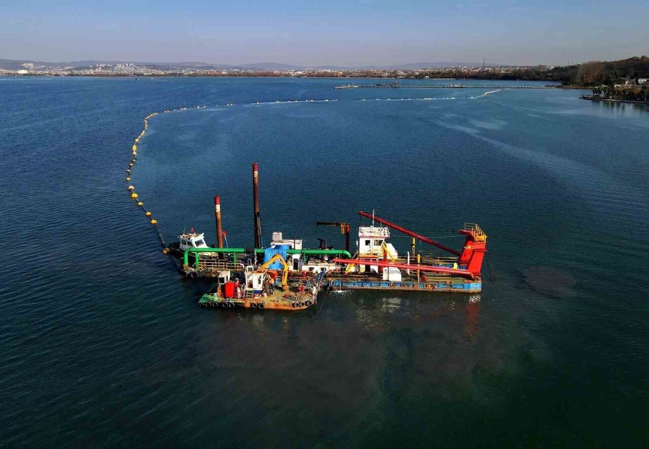 İZMİT KÖRFEZİ'NE YENİDEN NEFES ALDIRAN DİP ÇAMURU TEMİZLİĞİ PROJESİ’NİN ÖNEMİ, ‘MARMARA YENİDEN:...