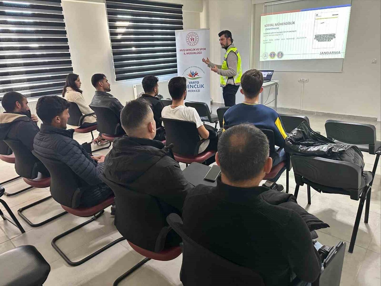 JANDARMA EKİPLERİ, VARTO’DA SİBER DOLANDIRICILIK YÖNTEMLERİ HAKKINDA BİLGİLENDİRME YAPTI.