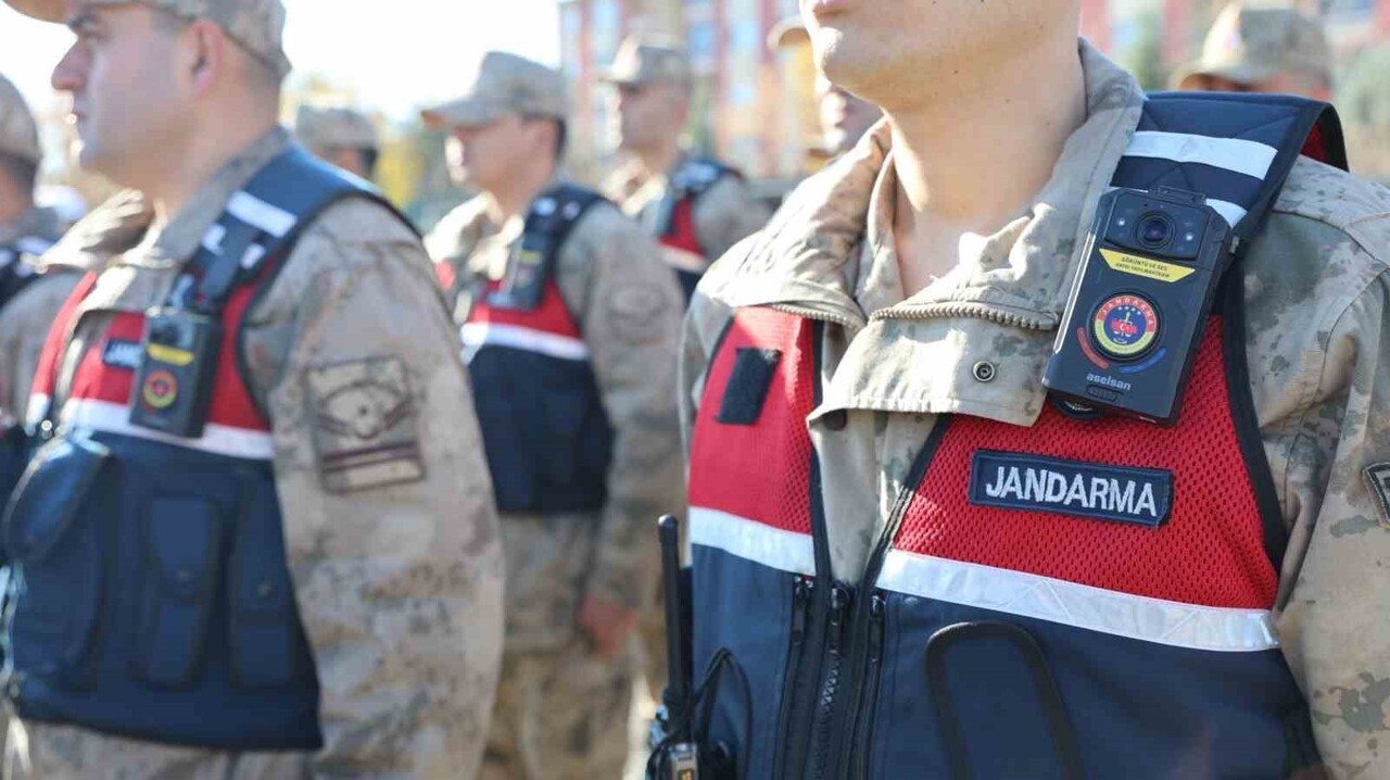JANDARMA EKİPLERİNE YENİ NESİL YAKA KAMERALARI TESLİM EDİLDİ
