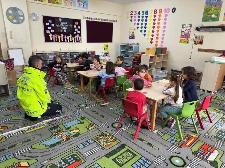 JANDARMA VE EMNİYETTEN YENİPAZAR'DA GÜVENLİK VE TRAFİK BİLİNCİ ÇALIŞMASI