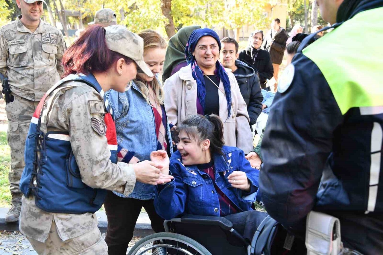 JANDARMADAN ÖZEL GEREKSİNİMLİ ÇOCUKLARA ANLAMLI ZİYARET