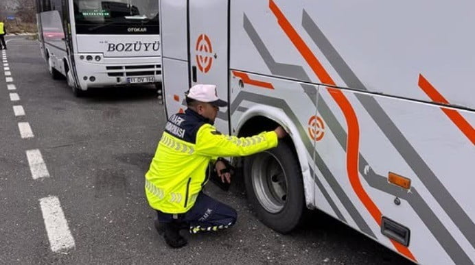 JANDARMADAN TİCARİ ARAÇLARA KIŞ LASTİĞİ DENETİMİ
