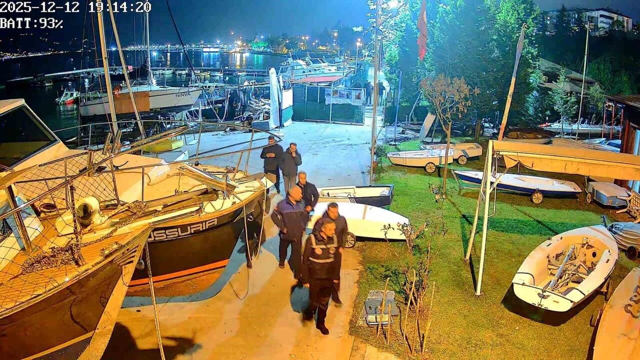 KAÇAKÇILIK VE GÜMRÜK MUHAFAZA EKİPLERİ, İZİNİ SÜRDÜKLERİ KAÇAK DENİZ KÜREĞİ TEKNELERİNE İDDİAYA...