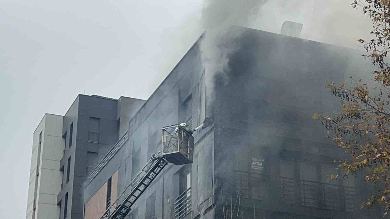 KADIKÖY BAĞDAT CADDESİ'NDE 5 KATLI BİR BİNANIN ÇATI KATINDA BAŞLAYAN YANGIN GÜÇLÜKLE KONTROL...