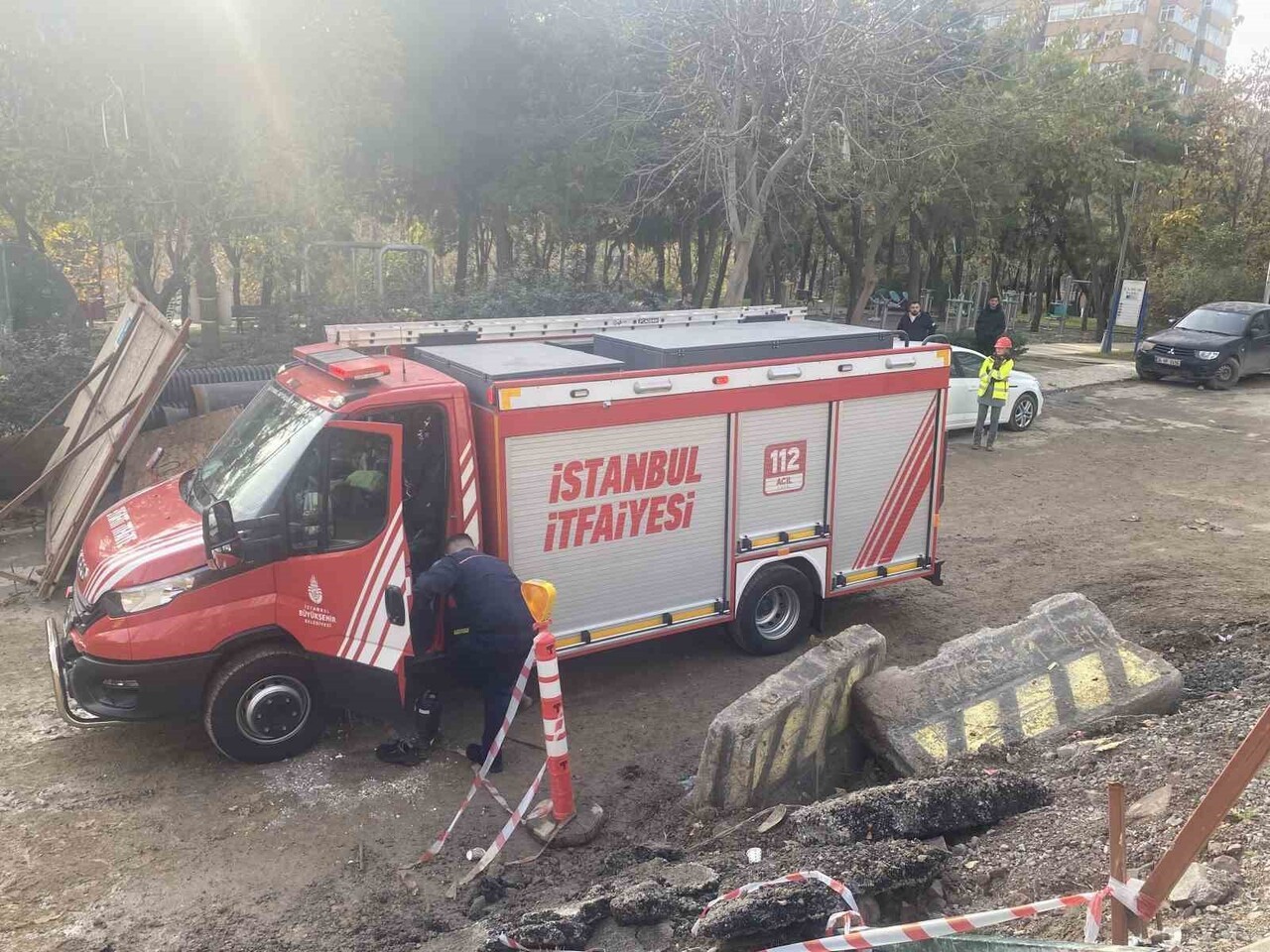 KADIKÖY’DE BİR İNŞAAT ŞANTİYESİNDE AÇILAN ÇUKURA DÜŞEN İŞÇİ, İTFAİYE EKİPLERİ TARAFINDAN...