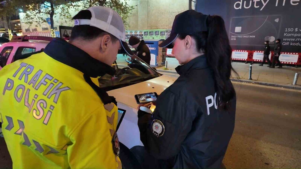 KADIKÖY İLÇE EMNİYET MÜDÜRLÜĞÜ EKİPLERİ TARAFINDAN CADDEBOSTAN SAHİLİ'NDE GERÇEKLEŞTİRİLEN DRON...