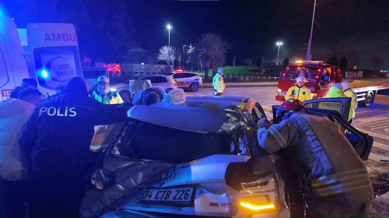 KADIKÖY SUADİYE’DE  MEYDANA GELEN KAZADA, VİRAJI ALAMAYAN SÜRÜCÜ AUDİ MARKA OTOMOBİLİ İLE TAKLA...