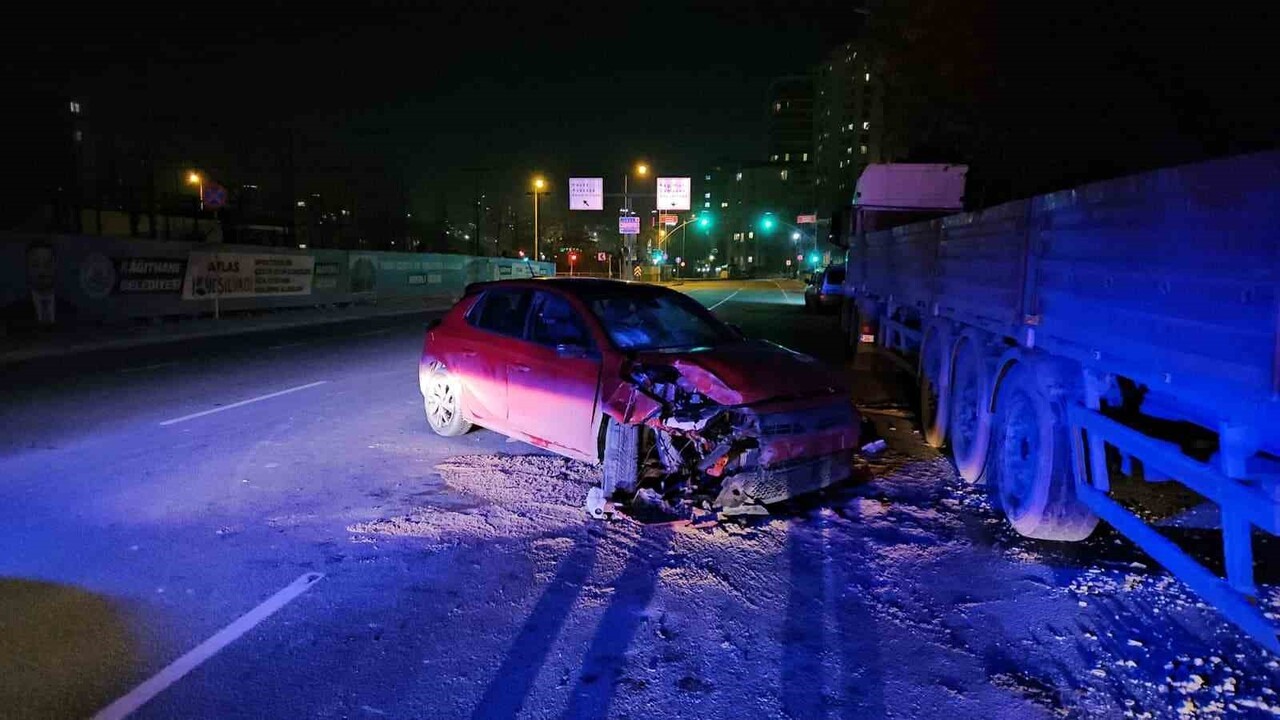 KAĞITHANE’DE PARK HALİNDEKİ TIRA ÇARPAN OTOMOBİLDE 2 KİŞİ YARALANDI