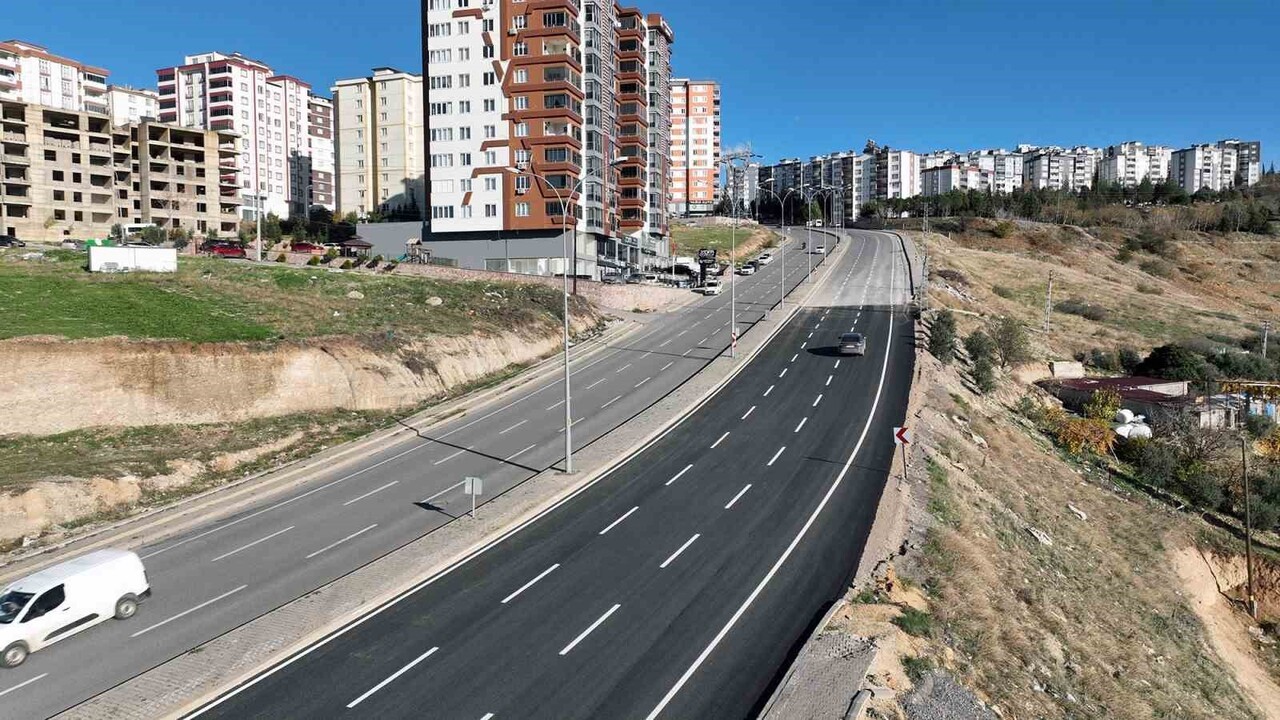 KAHRAMANMARAŞ'TA BAHÇECİ HOCA BULVARI’NDA SAĞANAK YAĞIŞLAR SONUCU MEYDANA GELEN ÇÖKME ALANLARINI...