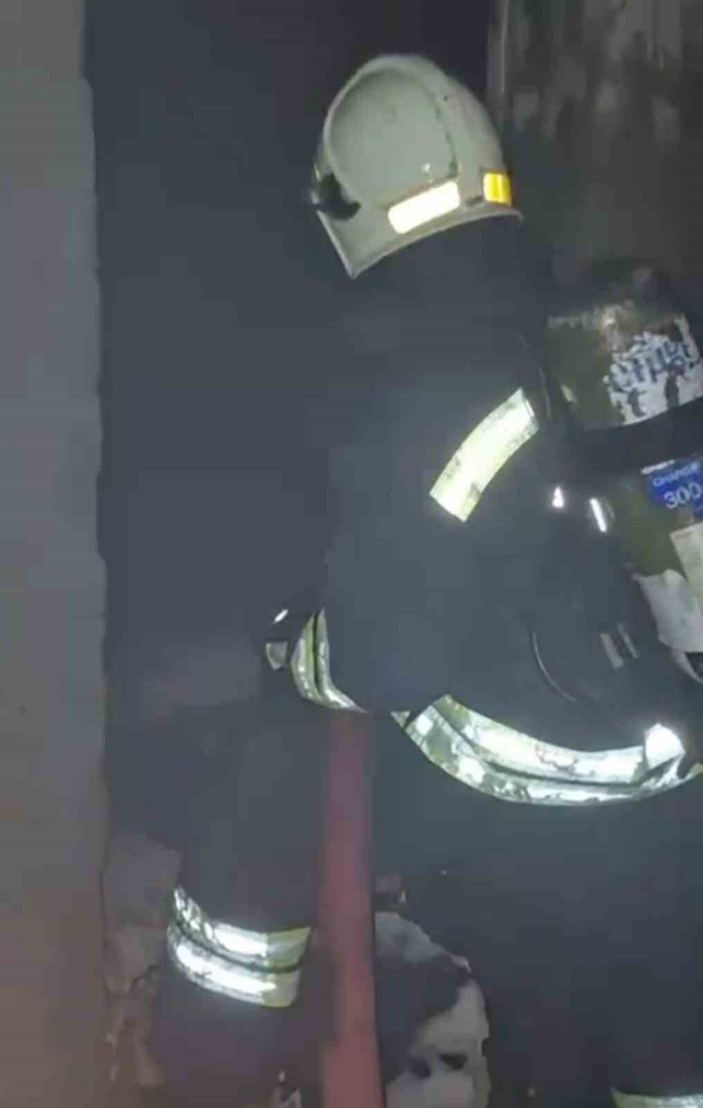 KAHRAMANMARAŞ'TA BİR EVİN AHIR VE GARAJINDA ÇIKAN YANGIN İTFAİYE EKİPLERİNİN MÜDAHALESİYLE...