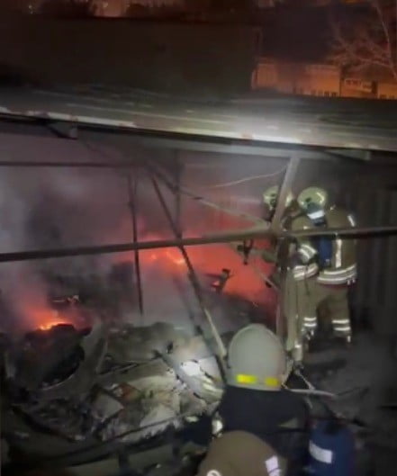 KAHRAMANMARAŞ'TA BİR İŞ YERİNDE ÇIKAN YANGIN EKİPLERİN MÜDAHALESİYLE SÖNDÜRÜLDÜ