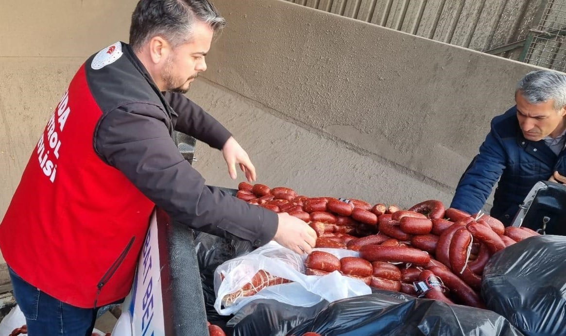 KAHRAMANMARAŞ'TA BİR İŞ YERİNE YAPILAN KONTROLLERDE SON KULLANMA TARİHİ GEÇMİŞ 850 KİLOGRAM SATIŞA...