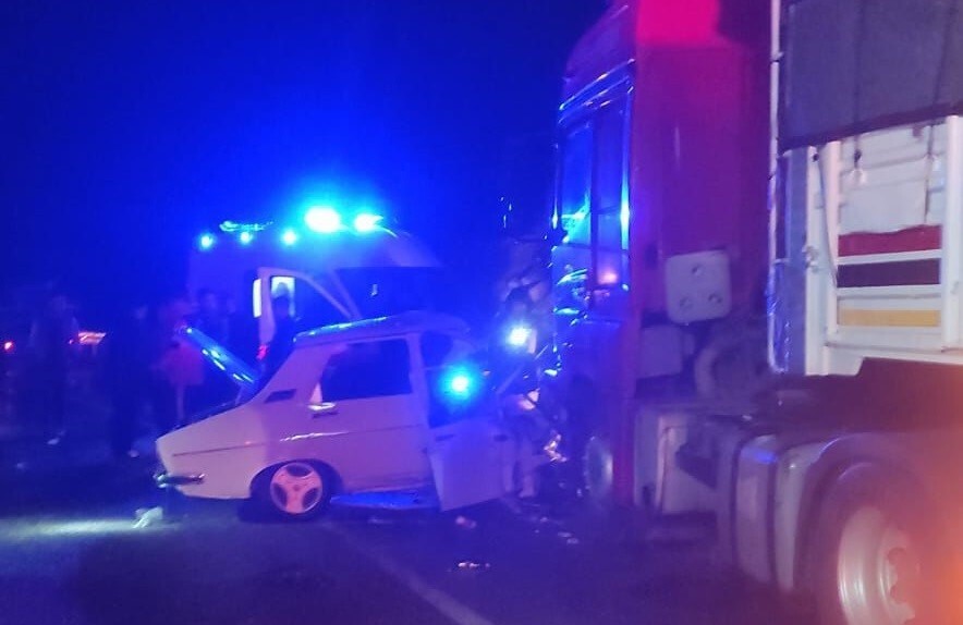 KAHRAMANMARAŞ'TA OTOMOBİLİN TIRLARLA ÇARPIŞMASI SONUCU MEYDANA GELEN KAZADA BİR KİŞİ ÖLDÜ, BİR...