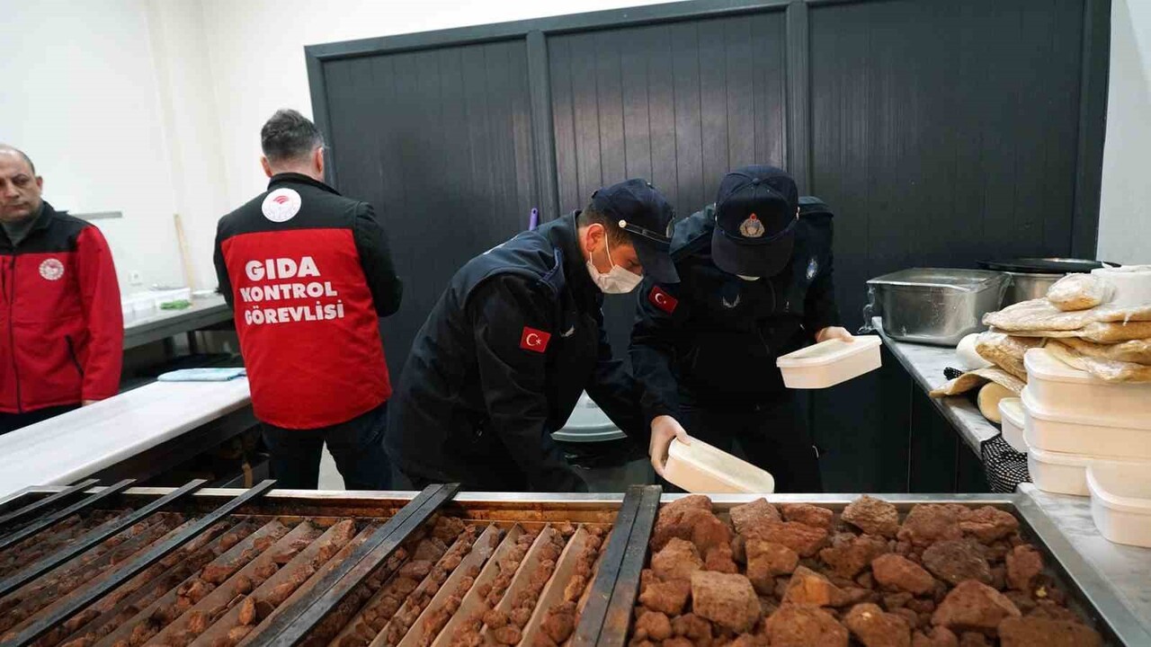 KAHRAMANMARAŞ BÜYÜKŞEHİR ZABITASI VE TARIM VE ORMAN İL MÜDÜRLÜĞÜ EKİPLERİ, GÜVENİLİR GIDA...