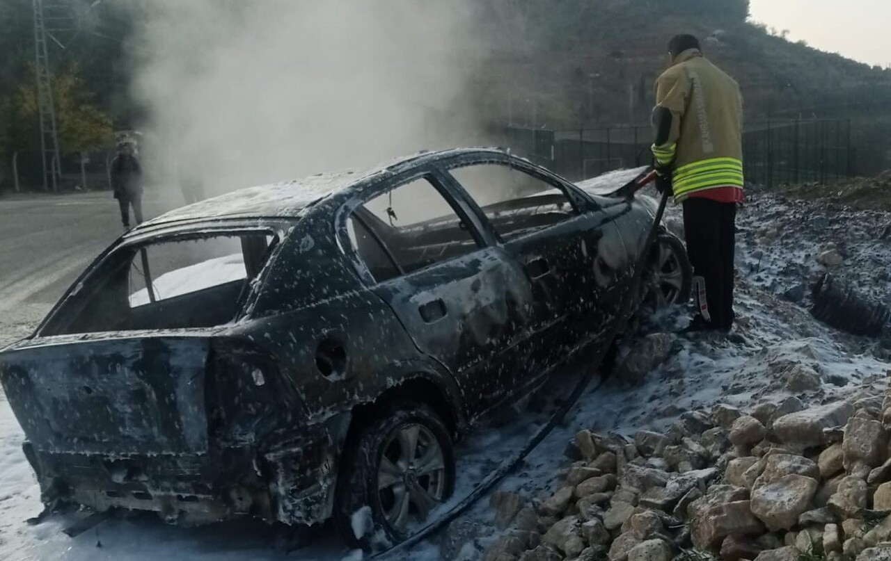 KAHRAMANMARAŞ’IN BİR ARAÇTA ÇIKAN YANGIN, İTFAİYE EKİPLERİNİN MÜDAHALESİYLE SÖNDÜRÜLDÜ ANCAK...
