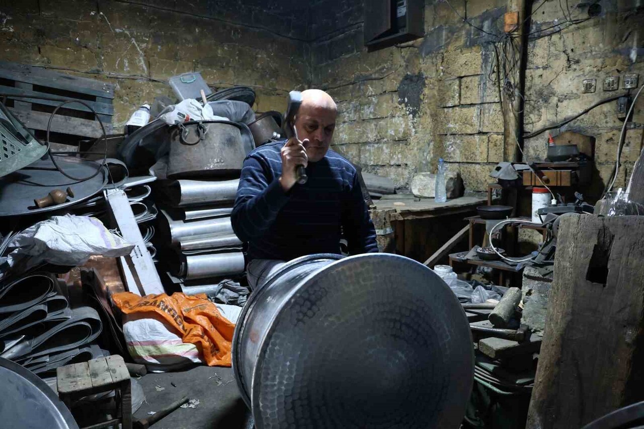 KAHRAMANMARAŞ’IN DULKADİROĞLU İLÇESİNDEKİ TARİHİ BAKIRCILAR ÇARŞISI’NDA ASIRLARDIR SÜREN ZANAAT...