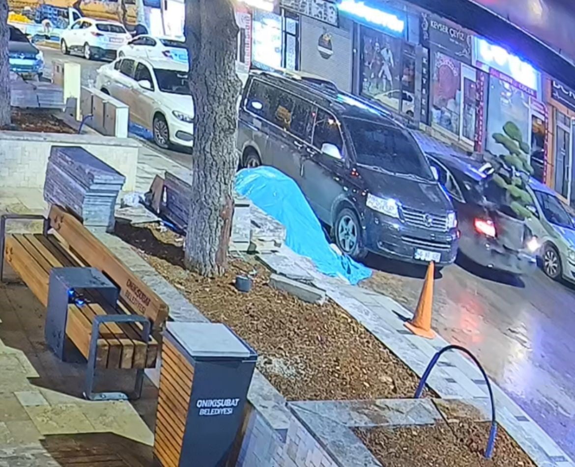 KAHRAMANMARAŞ’IN ONİKİŞUBAT İLÇESİNDE İKİ ŞÜPHELİ, BİR PARKTA BULUNAN BÜYÜK SAKSILI AĞACI ALARAK...