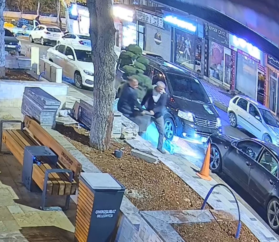 KAHRAMANMARAŞ’IN ONİKİŞUBAT İLÇESİNDE İKİ ŞÜPHELİ, BİR PARKTA BULUNAN BÜYÜK SAKSILI AĞACI ALARAK...