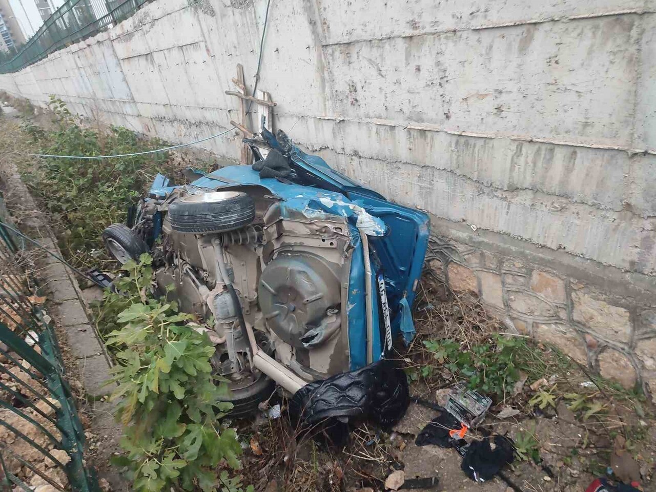 KAHRAMANMARAŞ’IN ONİKİŞUBAT İLÇESİNDE KONTROLDEN ÇIKAN BİR OTOMOBİLİN TAŞKIN DRENAJ KANALINA...