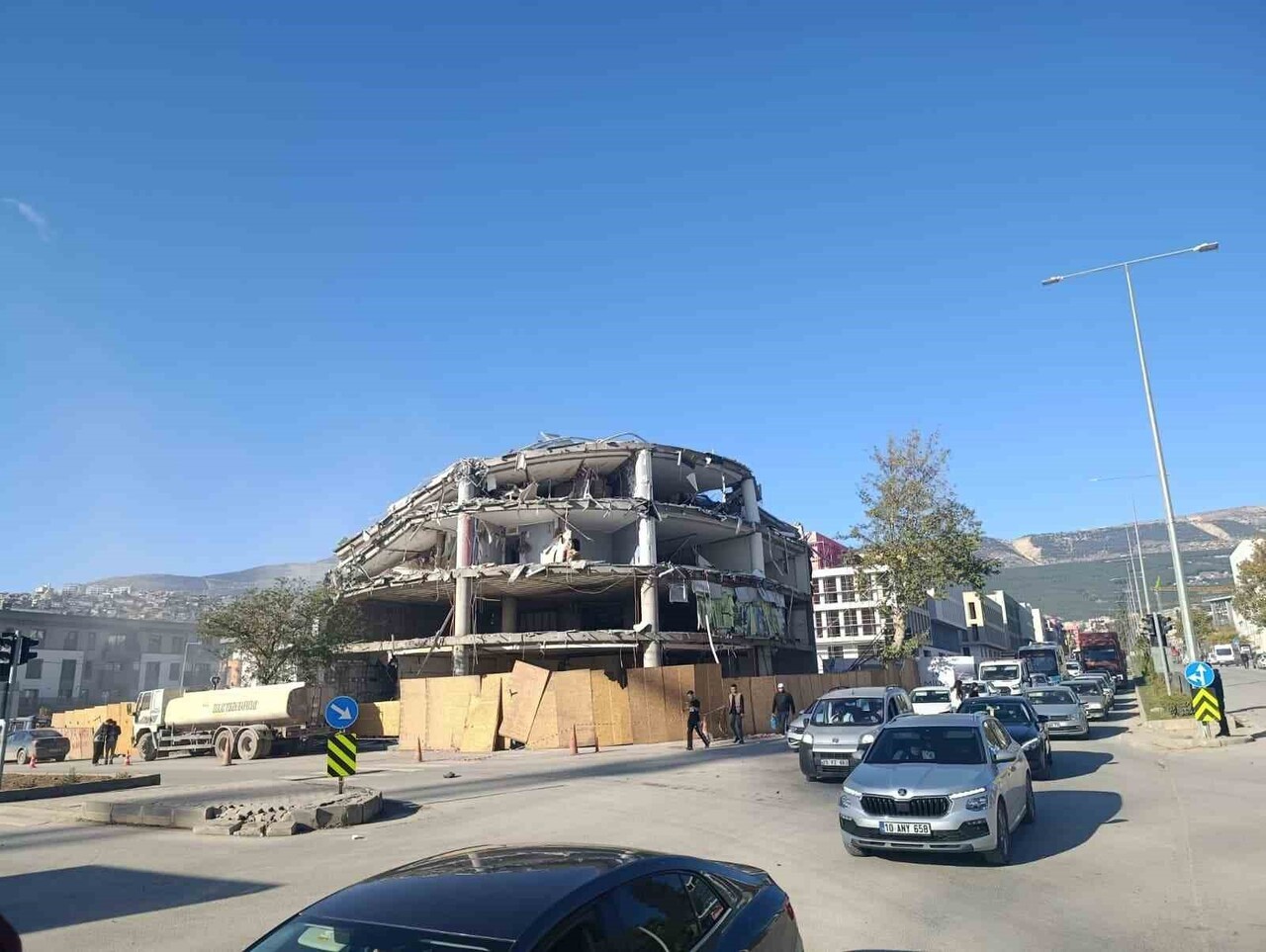 KAHRAMANMARAŞ MERKEZLİ MEYDANA GELEN DEPREMLERDE HASAR ALAN İŞ MERKEZİ EKİPLERİN ÇALIŞMASI SONUCU...