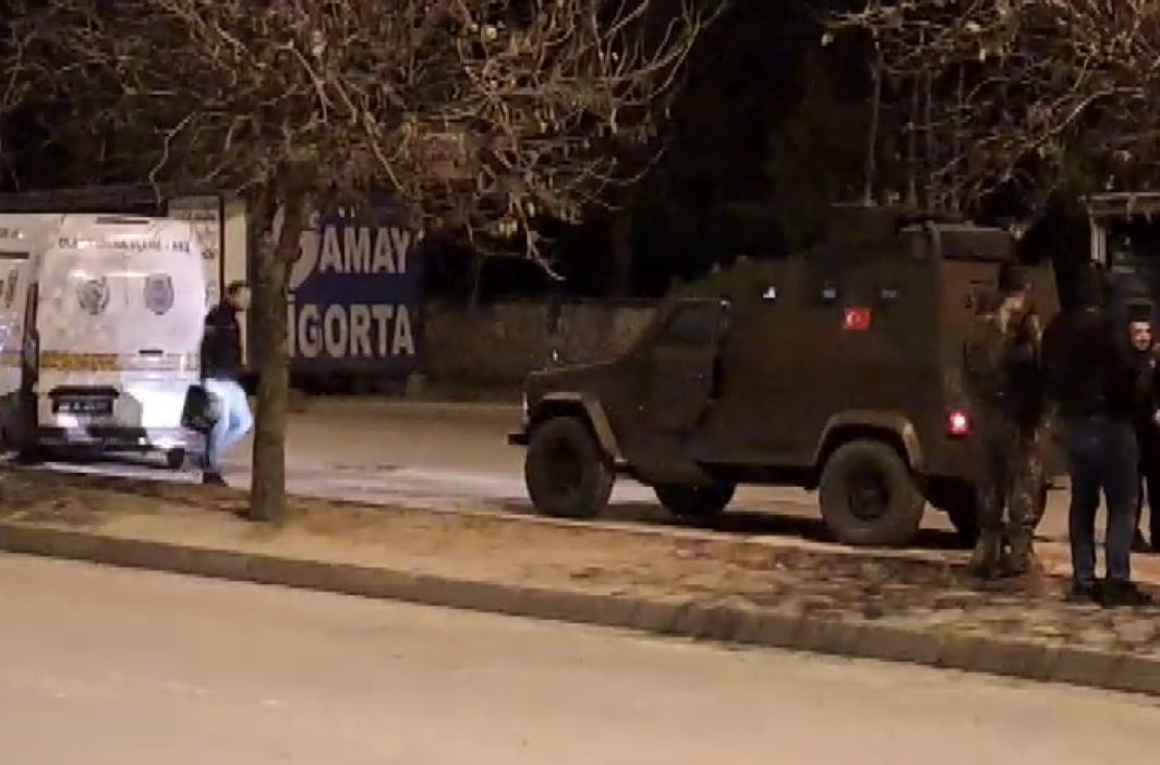 KAHRAMANMARAŞ TA BİR OTOMOBİL DE, GAZETE KAĞIDINA SARILI HALDE EL YAPIMI PATLAYICI OLDUĞU ÖNE...