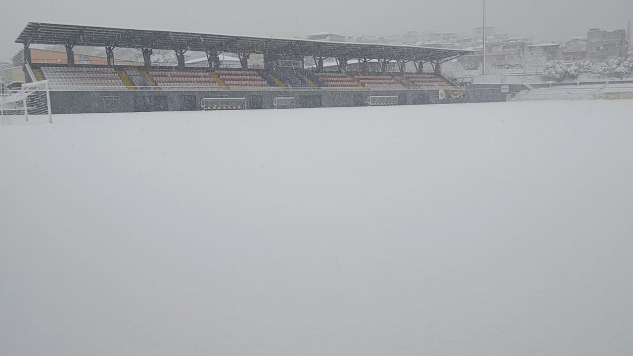 KAHRAMANMARAŞ’TA GECE YARISI BAŞLAYAN KAR YAĞIŞI SABAHA KADAR KENT MERKEZİNİ BEYAZA...