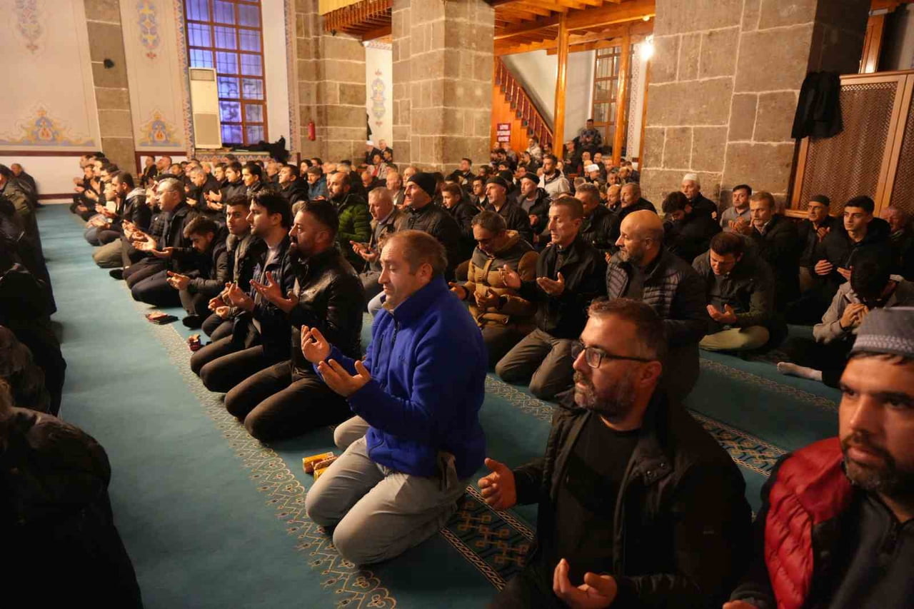 KANDİL DOLAYISIYLA SAMSUN BÜYÜK CAMİİ'NDE DÜZENLENEN PROGRAMDA CEMAAT DUALAR EDEREK İBADETLERİNİ...