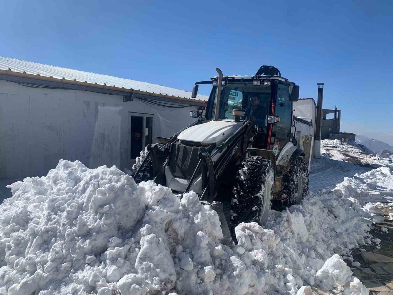 KAPANAN YOLLAR İŞ MAKİNESİ TARAFINDAN AÇILIYOR