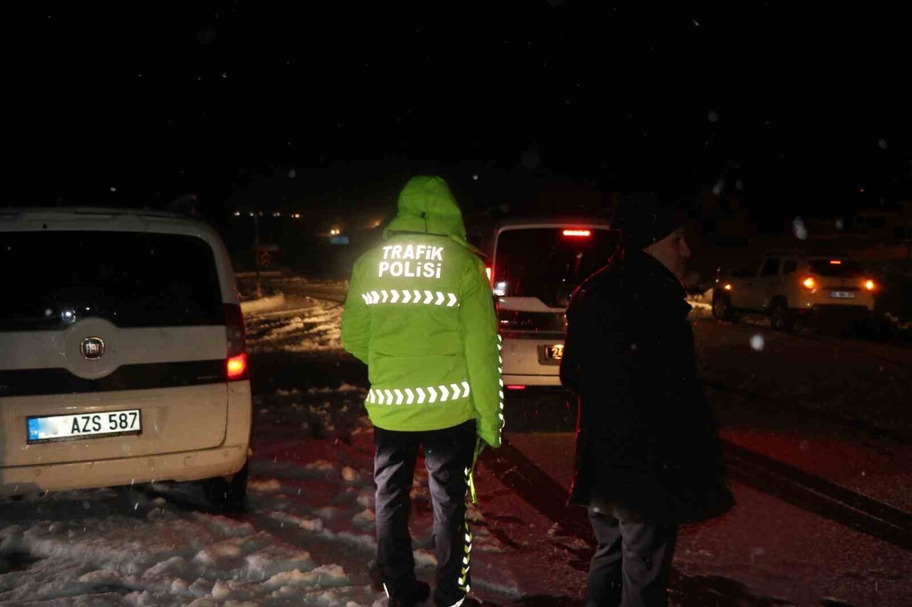 KAR VE TİPİ NEDENİYLE SAKALTUTAN, KIZILDAĞ VE AHMEDİYE GEÇİTLERİNDE YOL ULAŞIMA KAPANDI