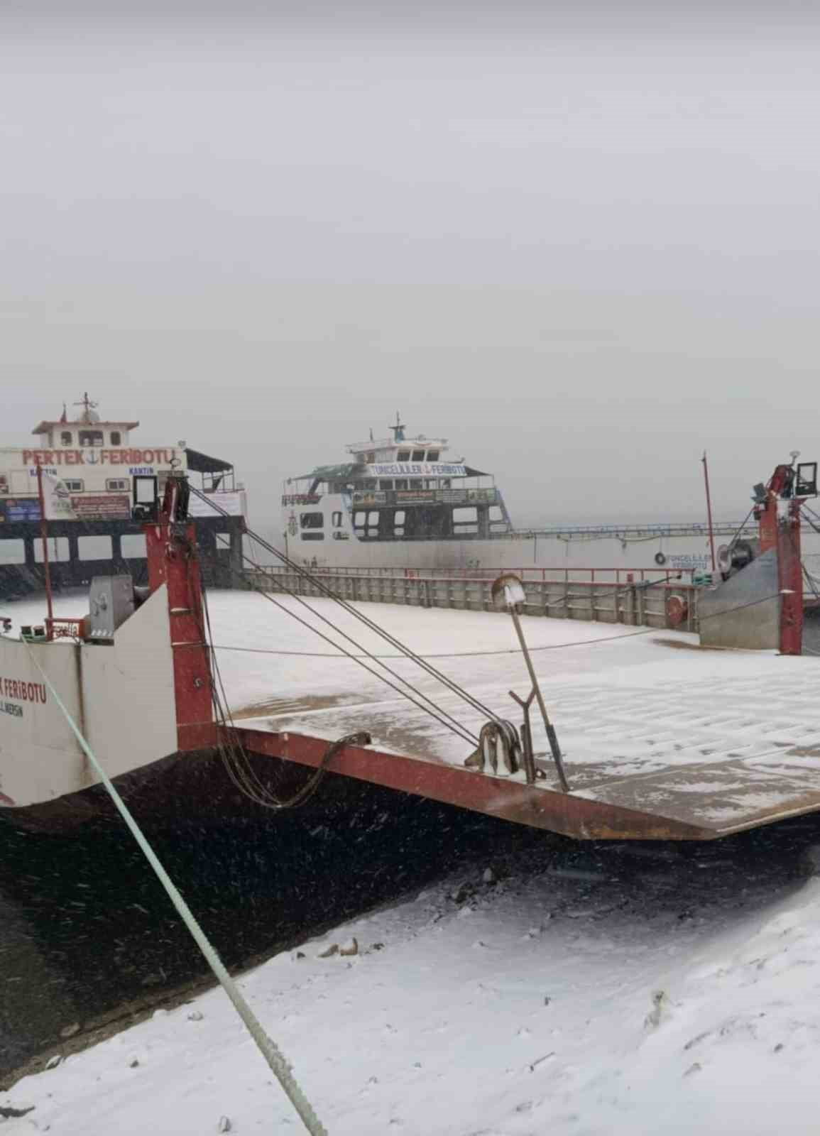 KAR YAĞIŞI İLE SİS NEDENİYLE PERTEK FERİBOTLARI SAATTE BİR YAPILMAYA BAŞLANIRKEN ÇEMİŞGEZEK...