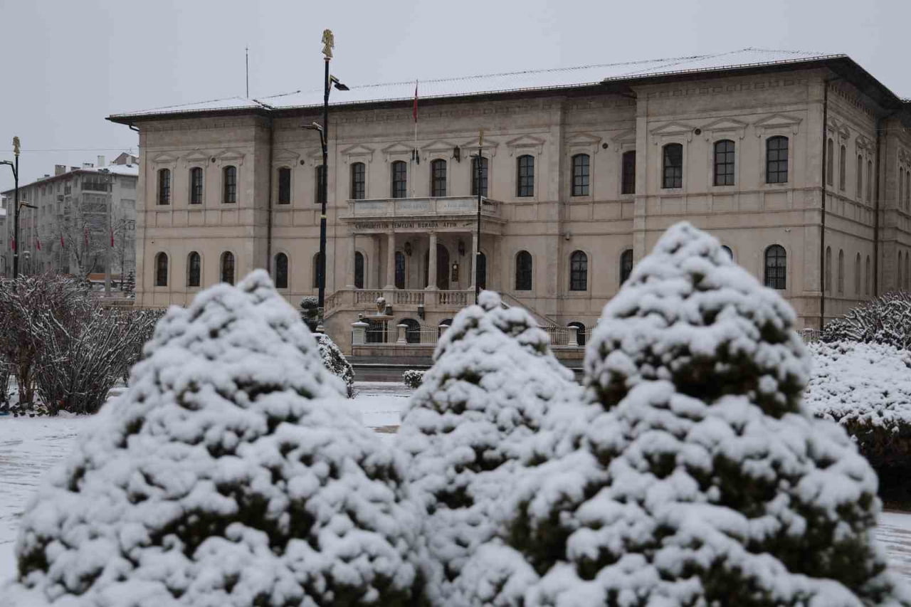 KAR YAĞIŞI ŞEHRİ BEYAZA BÜRÜDÜ