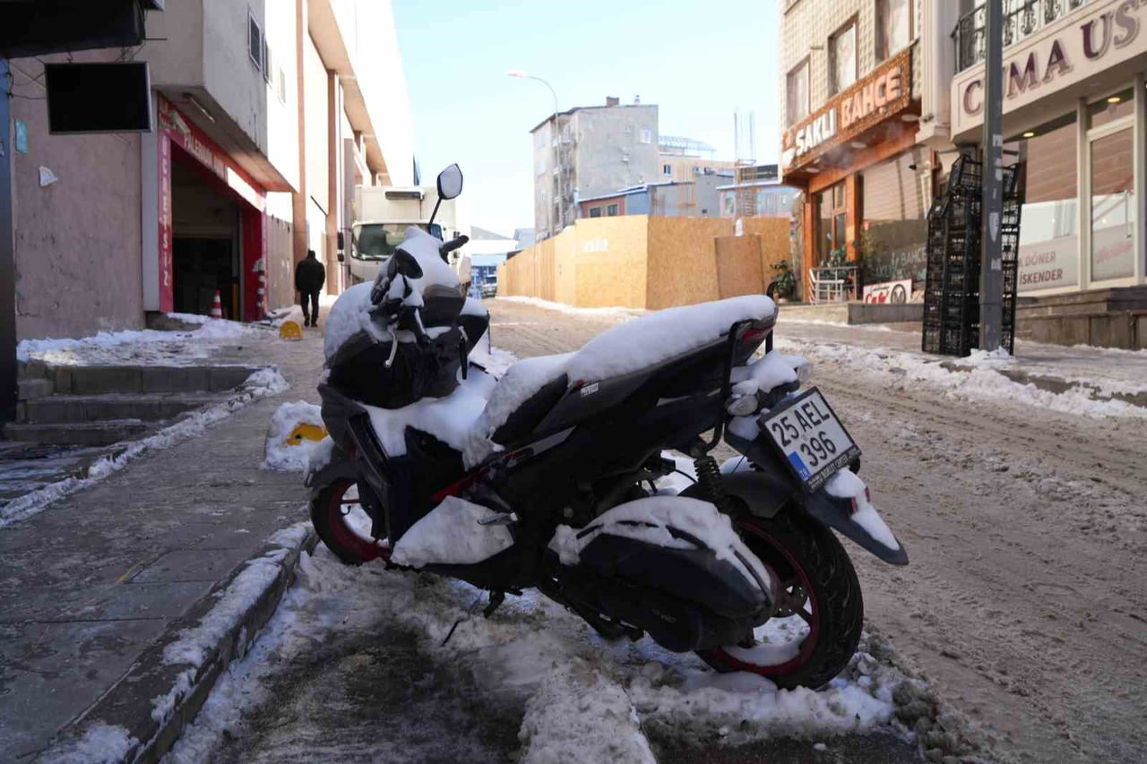 KAR YAĞIŞI SONRASI ETKİLİ OLMAYA DEVAM EDEN SOĞUK HAVALAR, ERZURUM’U ADETA DONDURDU. METEOROLOJİ...
