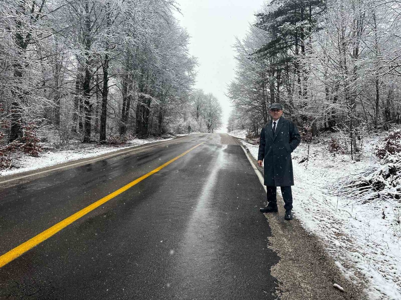 KAR YAĞIŞINI DUYAN BAZI VATANDAŞLAR, KORGAN İLÇESİNDEKİ YÜKSEK KESİMLERE ÇIKARAK FOTOĞRAF...